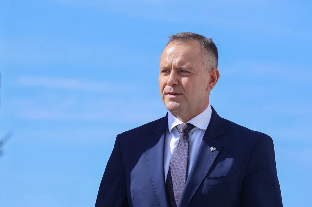 Karol Nawrocki zwrócił się do przedstawicieli w Nowym Jorku (zdj. ilustracyjne) Karol Nawrocki w garniturze i krawacie na tle błękitnego nieba