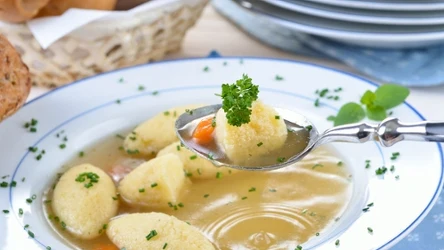 Kluski z kaszy manny to smaczna alternatywa dla makaronu w rosole. Jak je przygotować? 
