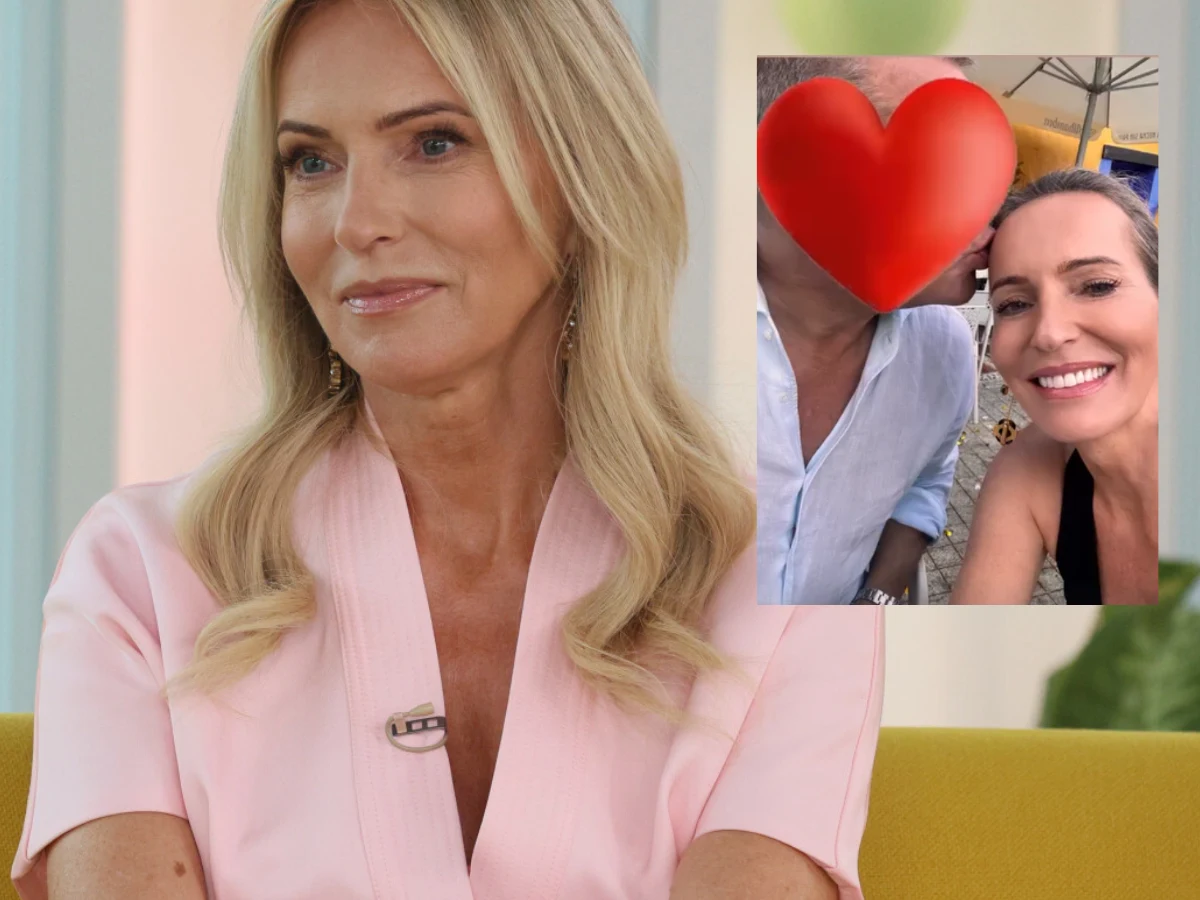 Paulina Smaszcz pokazała ukochanego Uśmiechnięta kobieta z blond włosami w jasnoróżowej sukience siedzi na żółtej sofie, obok wstawione zdjęcie dwóch osób, z których jedna ma twarz zakrytą czerwonym sercem, a druga kobieta uśmiecha się do aparatu.
