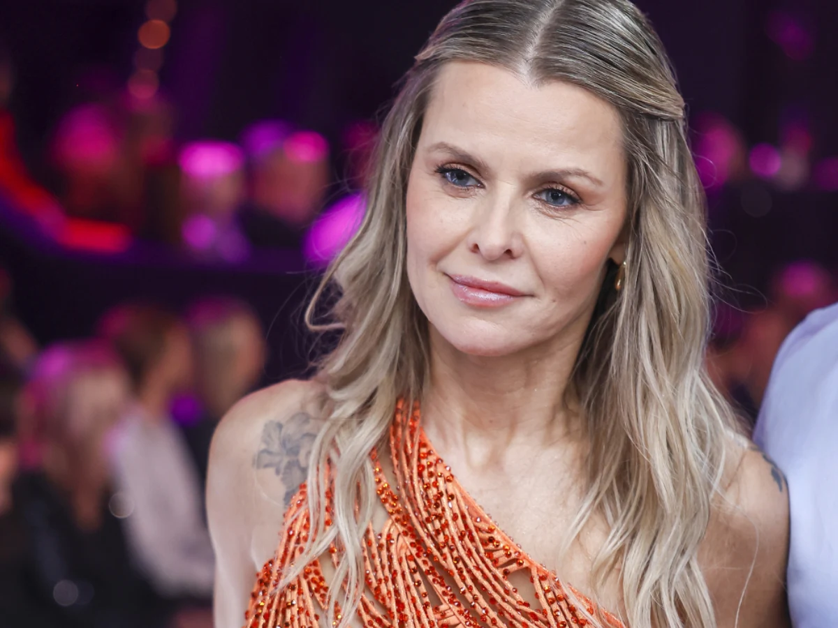 Marta Wiśniewska w 19. edycji "Tańca z gwiazdami" Marta Wiśniewska w 19. edycji Tańca z gwiazdami. Uczestniczka w pomarańczowej kreacji z widocznym tatuażem na ramieniu.