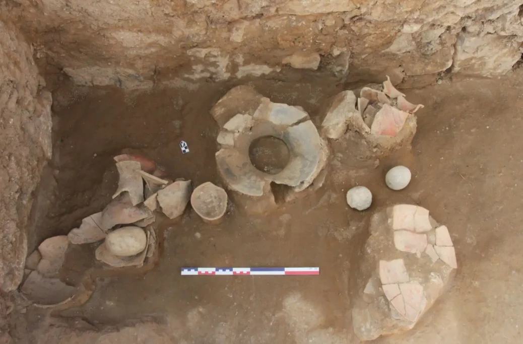 Na szczycie odkryto ślady po rytuałach Inków. Fragmenty naczyń i kamieni z wykopu archeologicznego na szczycie Huaman Orco w Peru, obok miarki pomiarowej.
