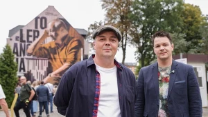 Kuba Sojka i Antek Sojka podczas odsłonięcia muralu Stanisława Soyki w Gliwicach