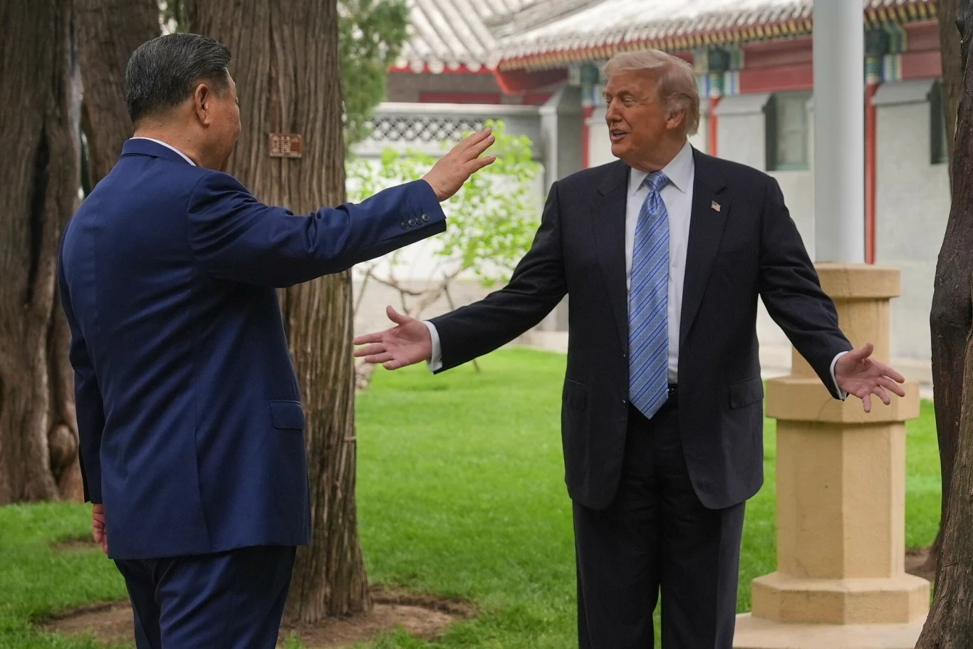 Donald Trump i Xi Jinping podczas spotkania w Pekinie Donald Trump i Xi Jinping rozmawiają w ogrodzie kompleksu Zhongnanhai w Pekinie podczas spotkania w maju 2026 roku.