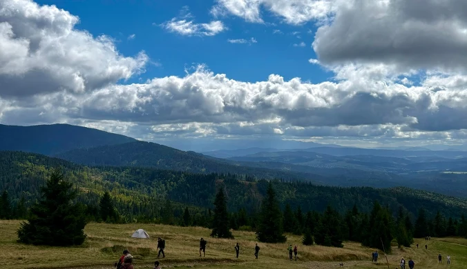 Beskidy. Widok spod schroniska na Hali Rysiance