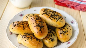 Paszteciki z wytrawnym farszem posypane czarnym sezamem