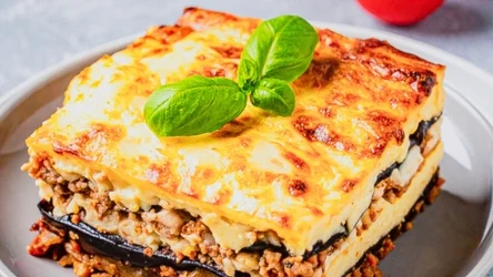 Tradycyjna grecka moussaka to połączenie bakłażana, mięsa wołowego i beszamelu.