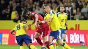 Robert Lewandowski w walce o piłkę m.in. z Gustafem Lagerbielke. We wrześniowym starciu Szwecja - Polska panowie nie będą mogli się ze sobą zmierzyć z powodu kontuzji gracza "Trzech Koron"