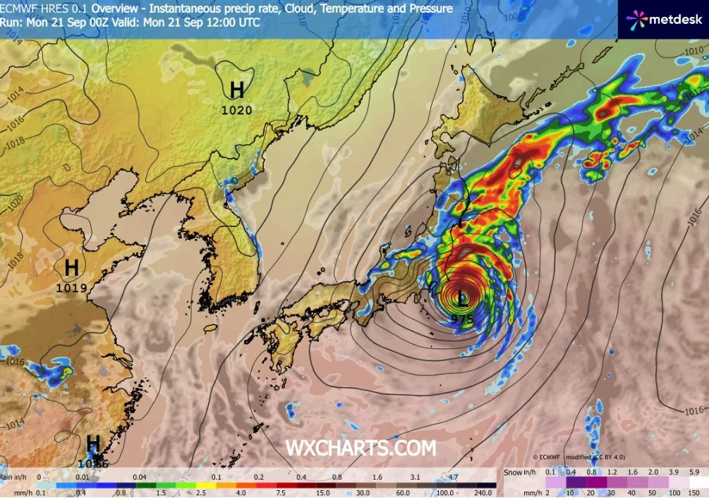 Tajfun Dujuan w południowej części Japonii. Prawie 2 mln osób zalecono ewakuację Silny cyklon tropikalny z bardzo niskim ciśnieniem atmosferycznym i intensywnymi opadami deszczu zbliża się do wybrzeży Japonii, ukazując wyraźnie widoczne pasma opadów i chmur na południowym wschodzie oraz rozległe izobary wskazujące na silny wiatr w ...