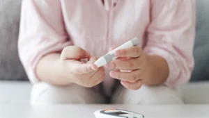 Niski poziom cukru może dawać różne objawy: od apatii, po rozdrażnienie a nawet zachowania agresywne.
