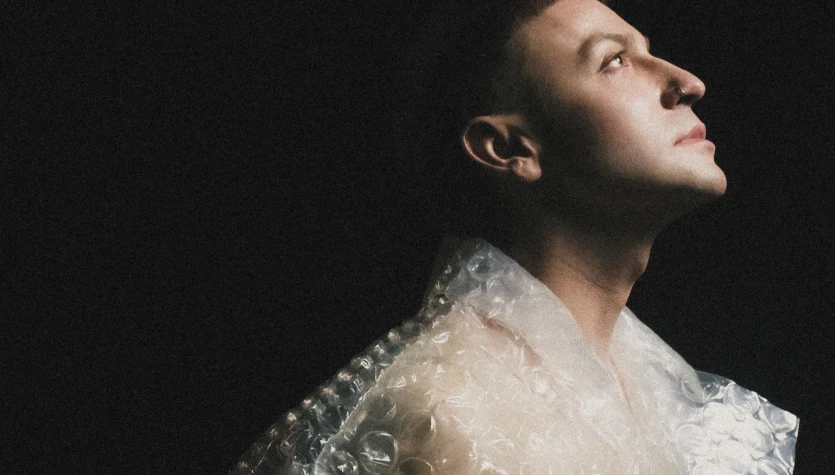 Arek Kłusowski cieszy się, że "w końcu jest po wszystkim". Singiel "BINGO" zapowiada nowy album