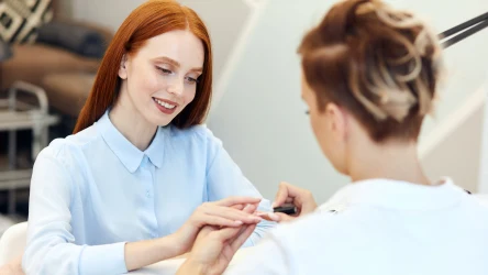 Najmodniejszy manicure na jesień 2026 to pattern french manicure. Sprawdź, czym się wyróżnia. 