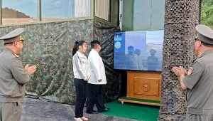 Korea Północna. Kim Dzong Un i z córką Dzu Ae obserwowali wystrzelenie nowej broni