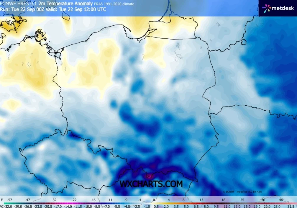 Wtorek będzie chłodnym dniem. Na południu lokalnie może być poniżej 10 stopni Celsjusza Mapa Polski z zaznaczonymi anomaliami temperatury, gdzie większość kraju pokryta jest odcieniami niebieskiego wskazującymi na niższe niż zwykle temperatury, a północno-zachodnia część wykazuje lekkie ocieplenie w odcieniach żółci.
