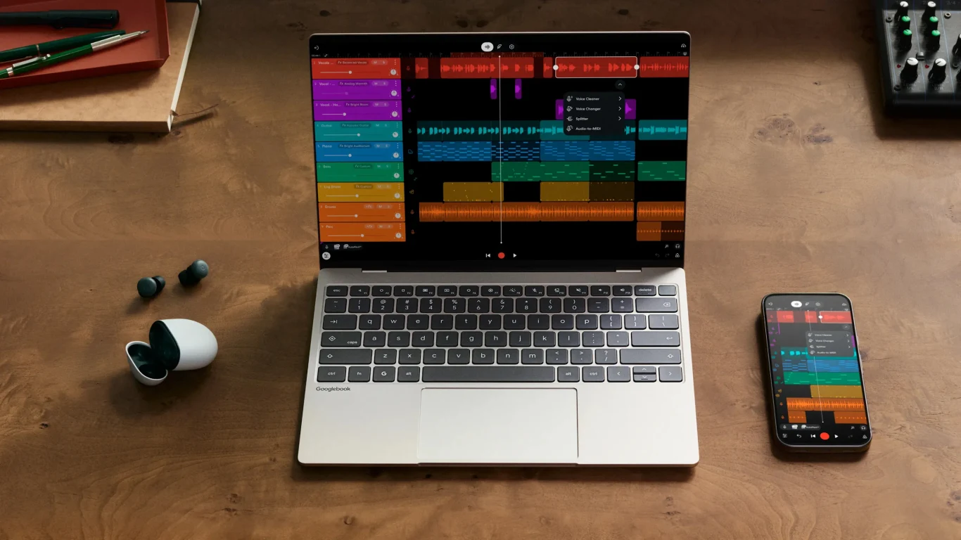Laptop z otwartą aplikacją do tworzenia muzyki, obok etui z bezprzewodowymi słuchawkami oraz smartfon z tym samym programem na ekranie, całość ustawiona na drewnianym blacie.