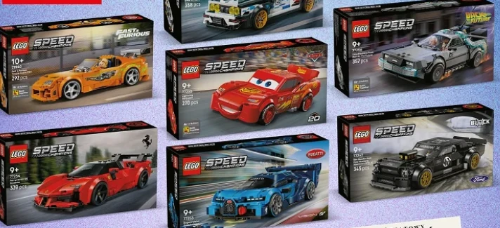 Zestawy klocków LEGO Speed Champions i Cars z różnymi modelami samochodów wyścigowych oraz postacią Zygzaka McQueena w kolorowych pudełkach ułożonych obok siebie.