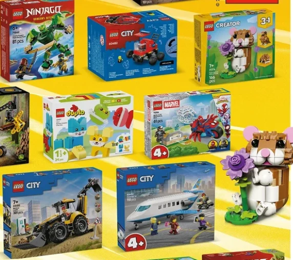 Kolorowe pudełka z zestawami LEGO z różnych serii, takich jak LEGO City, Marvel, Ninjago, Duplo i Creator, ułożone jedno obok drugiego, obok gotowej konstrukcji chomika trzymającego fioletową różę.