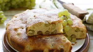 Słodka focaccia z winogronami. Włosi zajadają się nią jesienią