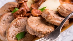Medaliony wieprzowe w sosie kurkowym. Polędwica rozpływa się w ustach