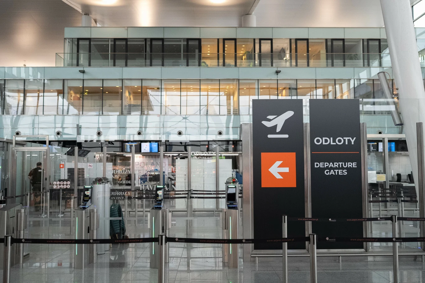 Na lotnisku we Wrocławiu doszło do incydentu z udziałem 23-letniego Tunezyjczyka Strefa kontroli bezpieczeństwa na lotnisku we Wrocławiu, widoczne oznaczenia do bramek odlotów i przeszklony terminal