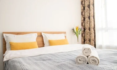 Kołdra zimowa rozścielona na łóżku hotelowym w eleganckiej sypialni