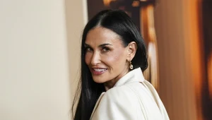 Jak nosić podkolanówki jesienią 2026? Spójrz na Demi Moore