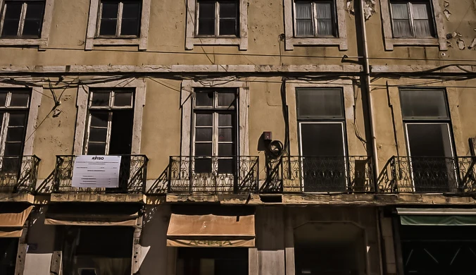 Niszczejące kamienice w centrum Lizbony (dzielnica Baixa)