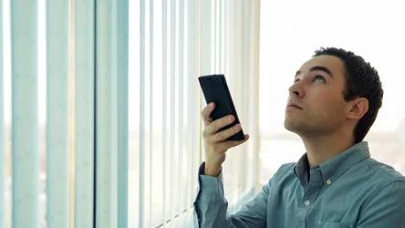 Słaby zasięg w telefonie może być wynikiem konstrukcji ścian budynku 