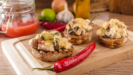 Grzanki gyros to wyśmienity sposób na zagospodarowanie czerstwego pieczywa w pysznej przekąsce