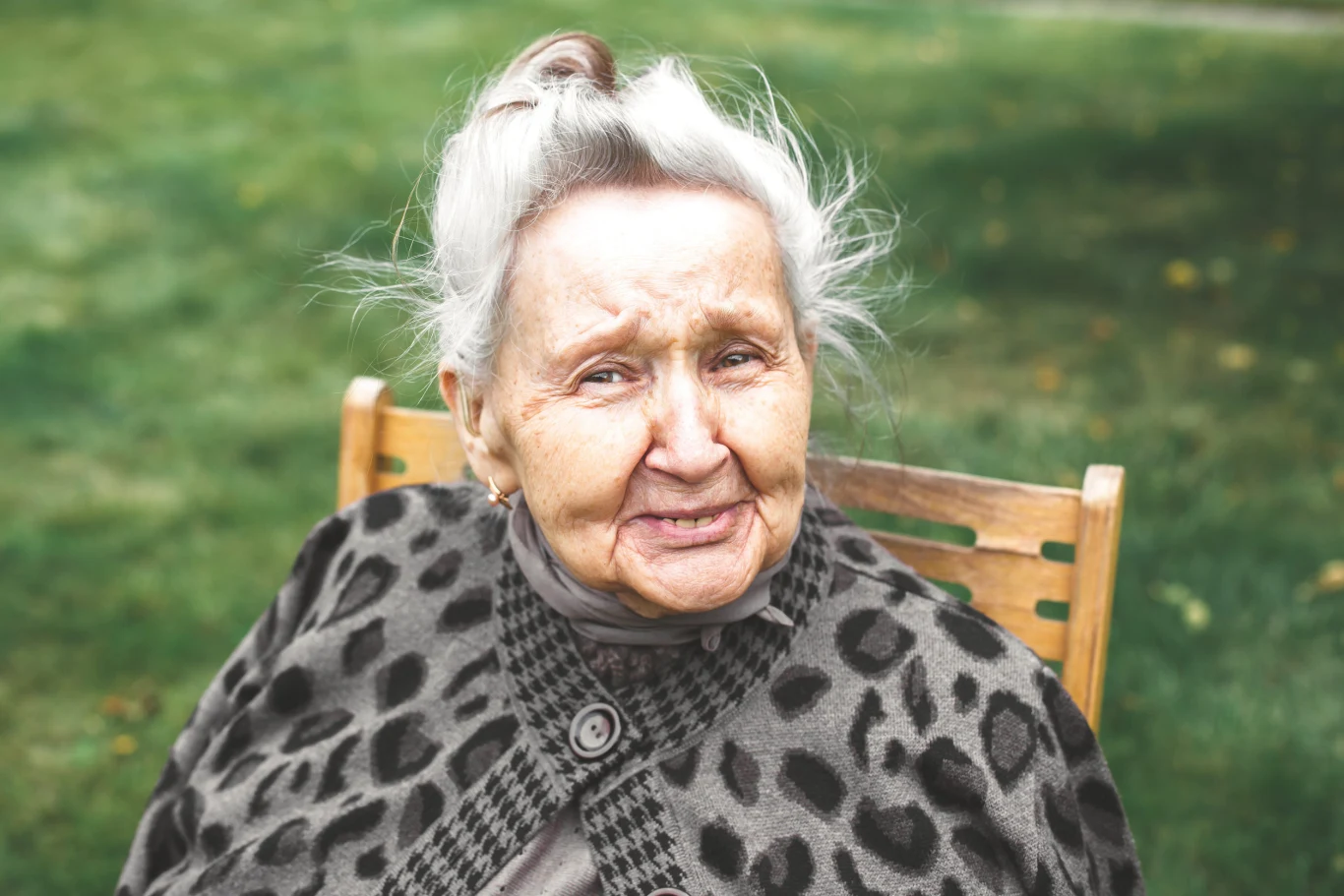 Jesienna równonoc otworzy nowe drzwi. Te cztery znaki zodiaku skorzystają Starsza kobieta z siwymi włosami w koku, w swetrze, siedzi na krześle na tle trawy