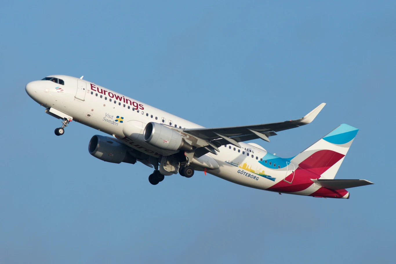 Eurowings docenia cichych bohaterów. Cztery wybrane osoby zostaną patronami samolotów Airbus A320 Eurowings docenia cichych bohaterów. Cztery wybrane osoby zostaną patronami samolotów Airbus A320