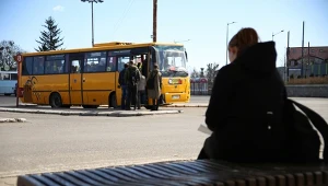 "Kursuje okazjonalnie". Tak na dworcach zachęcają Polaków do jazdy samochodem