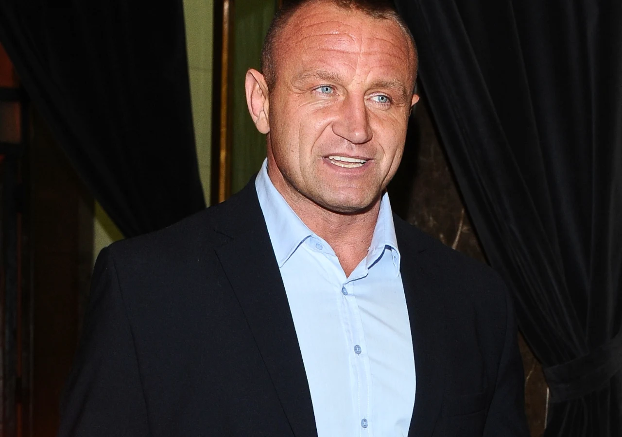 Mariusz Pudzianowski Pudzian dziś nie musi żyć ze sportu. Milioner tak mówi o biednych. "To jest tylko leń"