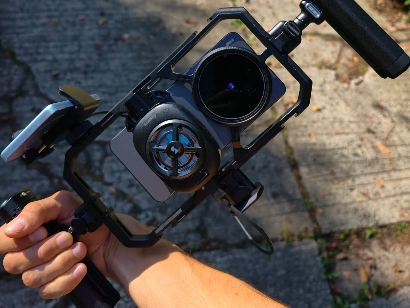 „Zostaliśmy zaopatrzeni w bardzo dobry sprzęt Vivo X300 Ultra, do tego telekonwerter, który robi świetne zbliżenia, oraz klatkę do stabilizacji, pod którą można podpiąć światło i dźwięk” mówi zwyciężczyni konkursu Ręka trzyma profesjonalny stabilizator z zamontowanym smartfonem, dodatkowymi akcesoriami takimi jak mikrofon i filtr, przygotowany do nagrywania wideo.