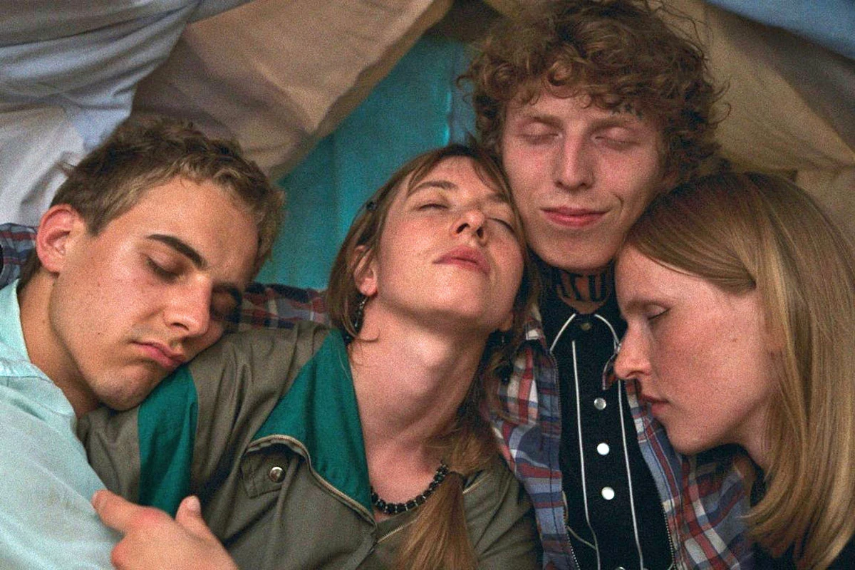 Główni bohaterowie filmu "Nie ma duchów w mieszkaniu na Dobrej" Czworo młodych bohaterów filmu siedzi razem z zamkniętymi oczami, opierając się o siebie nawzajem.