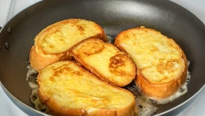 Turecki chleb w jajku to idealna propozycja na śniadanie lub kolację. Jak zrobić yumurtali ekmek?