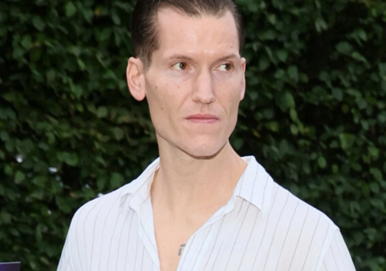 Jacek Jeschke Jacek Jeschke, tancerz i choreograf programu "Taniec z gwiazdami", ubrany w koszulę w paski.