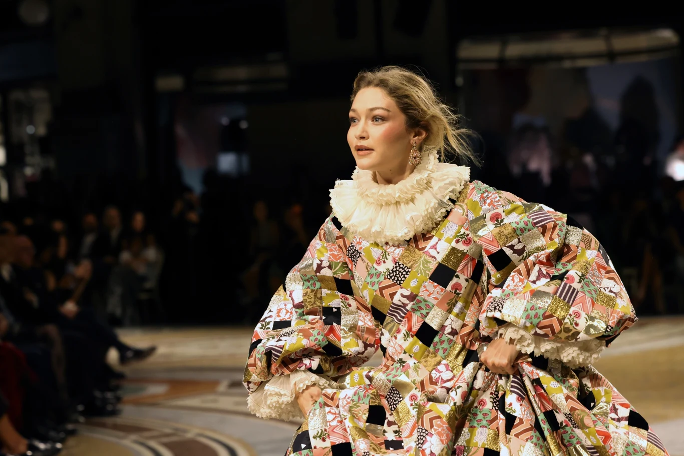 Gigi Hadid wprawiła widzów w zdumienie. Czy tego spodziewali się, przybywając na pokaz mody? Gigi Hadid zachwyciła na Milan Fashion Week. Jej suknia Valentino ma niezwykłą historię
