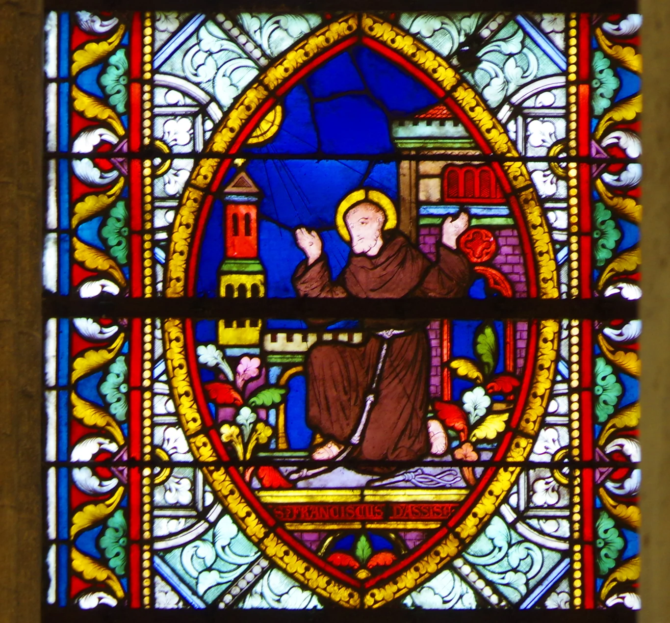 Nazwa Alwernia związana jest z życiem św. Franciszka. W tym roku wypada ważny jubileusz. Święty Franciszek z aureolą w brązowym habicie na tle wież, w ozdobnej ramie z motywami roślinnymi i napisem.
