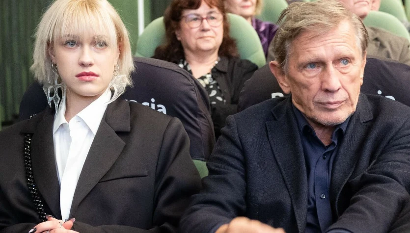Jan Englert stanął w obronie córki oskarżanej o nepotyzm. "Do dziś zbiera cięgi"