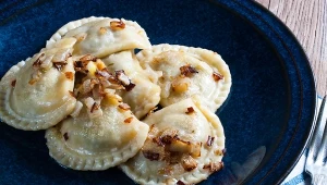 Jesienią robię te pierogi zamiast ruskich. Farsz zaskakuje gości