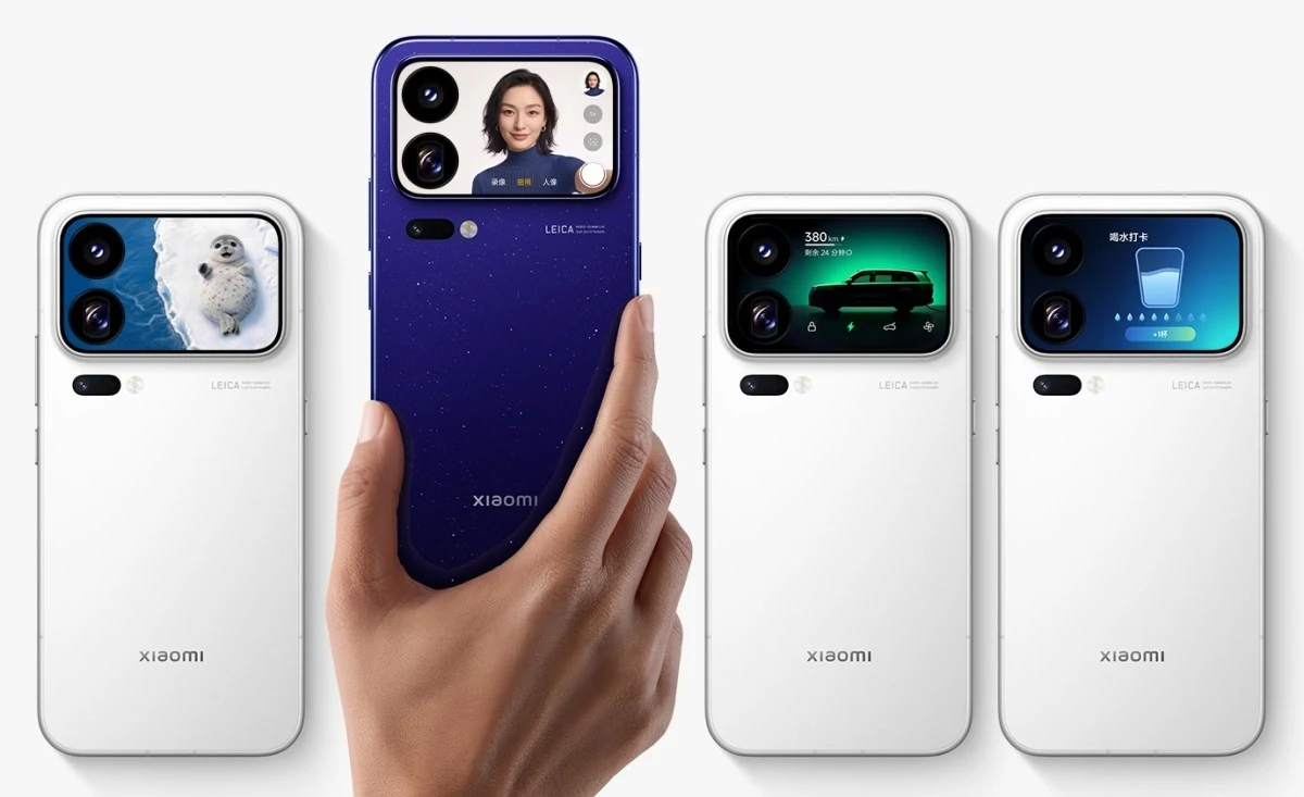 Cztery nowoczesne smartfony marki Xiaomi ustawione w rzędzie, z czego jeden trzymany jest w dłoni, każdy prezentuje na małym ekranie obok aparatu inne zdjęcie lub grafikę.