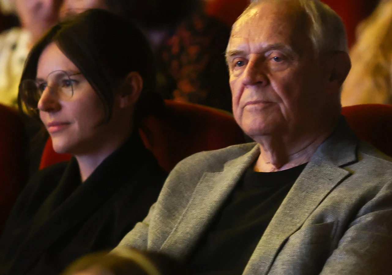 Antonina Turnau, Marek Kondrat Antonina Turnau i Marek Kondrat siedzący obok siebie na widowni podczas wydarzenia.