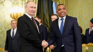 Przywódcy Rosji i Madagaskaru: Władimir Putin oraz pułkownik Michael Randrianirina