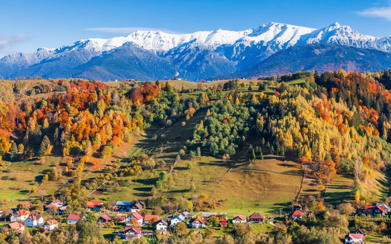Transylwania zachwyca jesienią. Krajobraz wsi w okolicach Braszowa Górski krajobraz w barwach jesieni - okolice Braszowa w Transylwanii