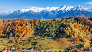Transylwania zachwyca jesienią. Krajobraz wsi w okolicach Braszowa