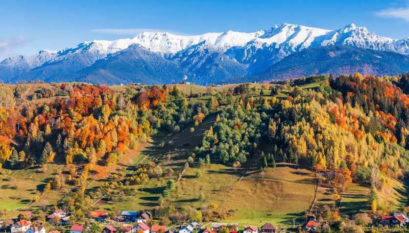 Transylwania zachwyca jesienią. Krajobraz wsi w okolicach Braszowa