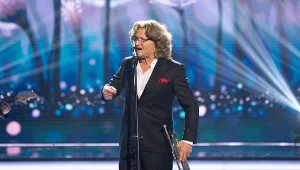 Rafał Brzozowski jako Zbigniew Wodecki w "Twoja Twarz Brzmi Znajomo"
