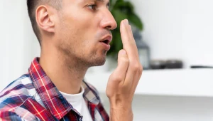 Halitoza bywa objawem choroby. Sygnał wysyłają zatoki, żołądek lub trzustka