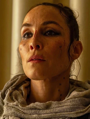 Noomi Rapace w scenie z filmu "Hot Spot"