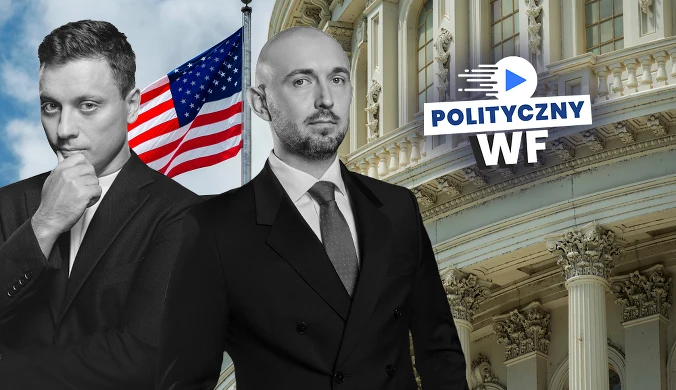 Dwaj mężczyźni w garniturach na tle budynku z kolumnami i amerykańskiej flagi, obok logo programu Polityczny WF.